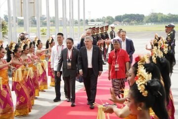 <strong>Menpora Amali Sambut Kedatangan Presiden IOC di Bali</strong>